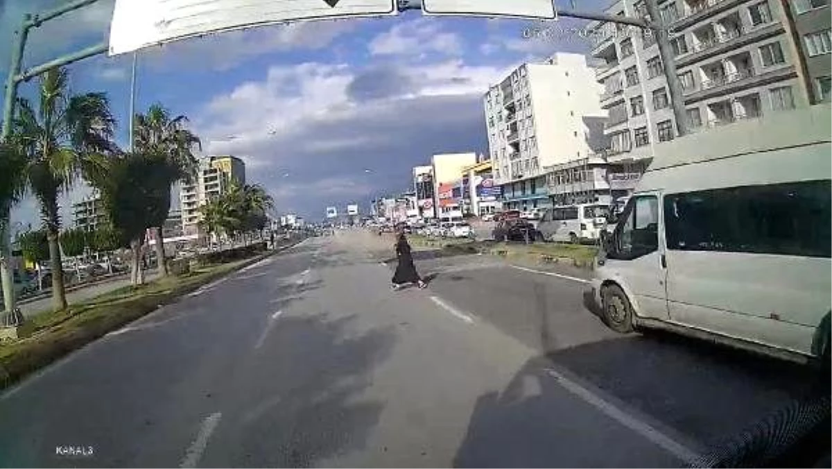 Yolun karşısına geçmek isteyen kadının öldüğü kaza, minibüs kamerasında
