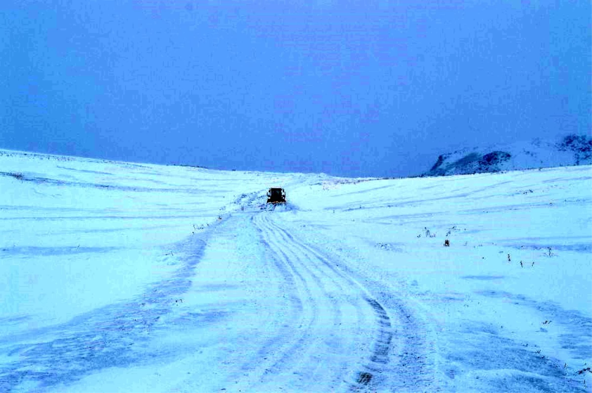Ağrı\'da kar köy yollarını kapadı, ekipler hastalar için seferber oldu