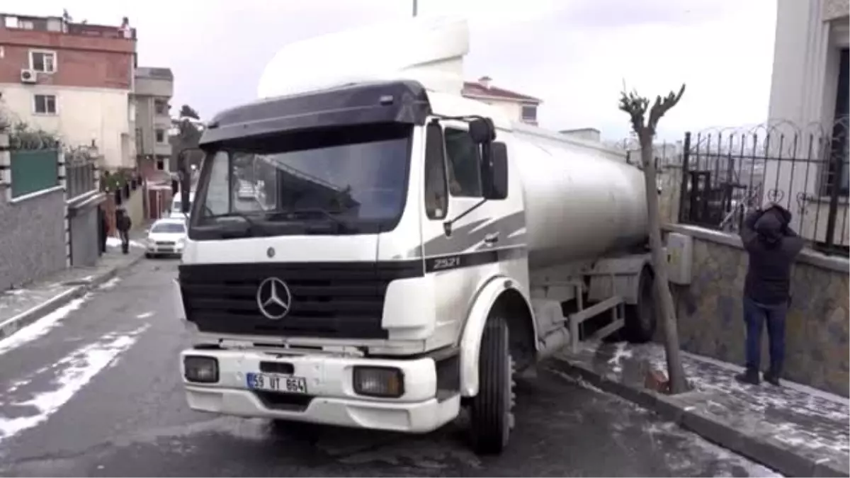 Avcılar\'da buzlanan yolda kayan tanker binaya çarptı