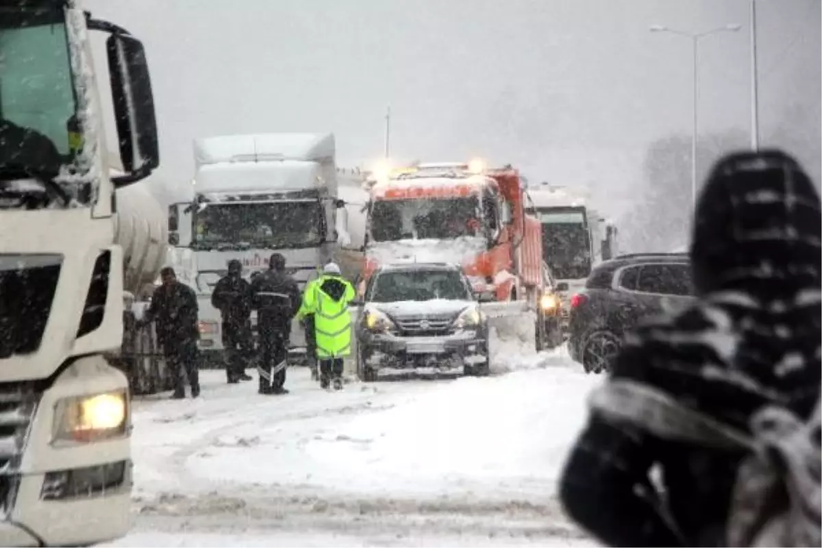 Bolu Dağı\'nın İstanbul yönü TIR geçişlerine kapatıldı (2)