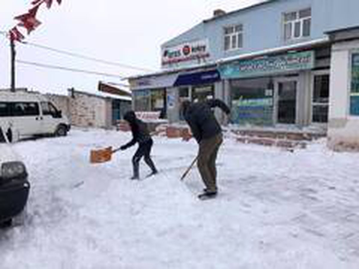 Çıldır\'da yoğun kar yağışı hayatı olumsuz yönde etkiledi