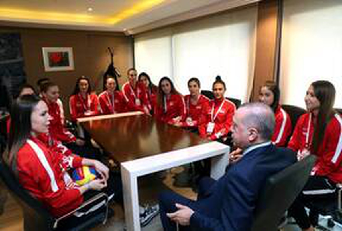 Cumhurbaşkanı Erdoğan, A Milli Kadın Voleybol Takımı oyuncularıyla bir araya geldi