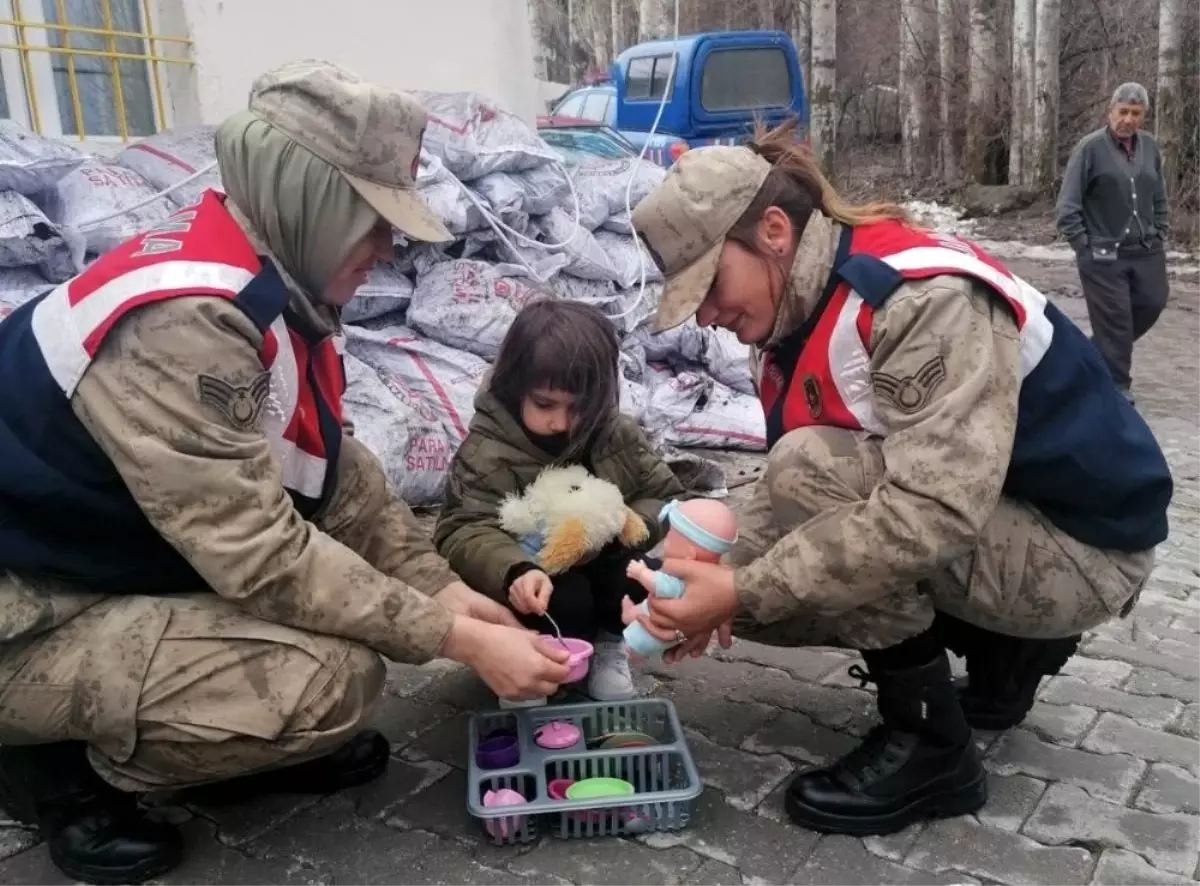 Depremzedelerin yaraları sarılıyor