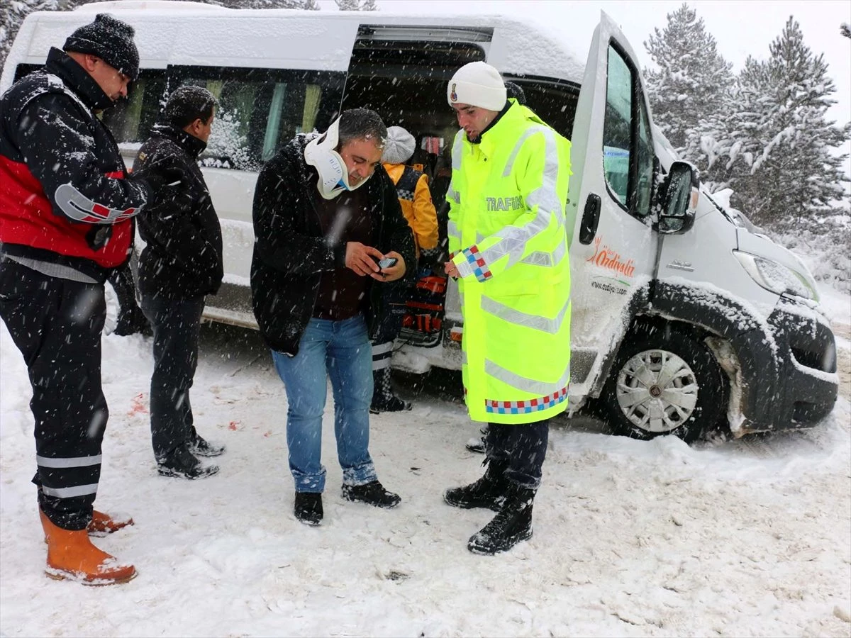 Diyaliz hastalarını taşıyan minibüs ile otomobil çarpıştı: 9 yaralı