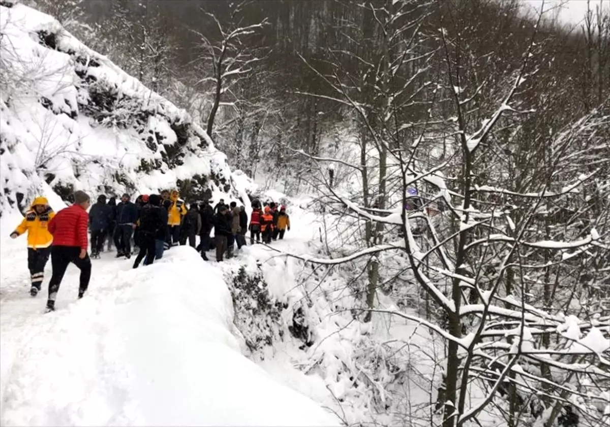 Düzce\'de kepçenin uçuruma yuvarlanması sonucu 1 kişi öldü, 2 kişi yaralandı