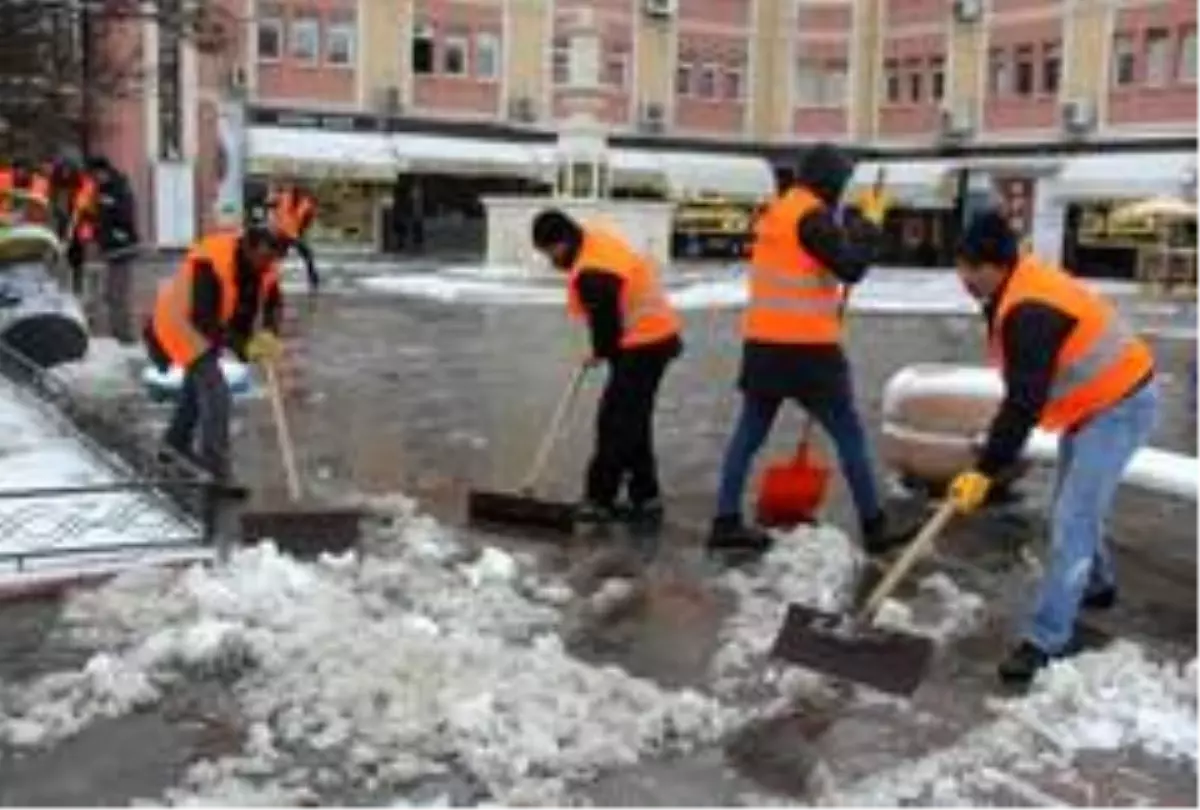 Erzincan\'da kar yağışı yerini soğuk havaya bıraktı