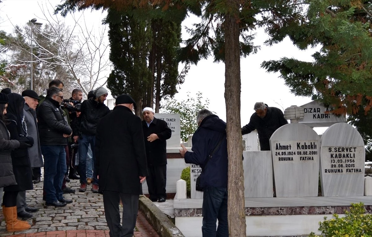 Gazeteci-yazar Ahmet Kabaklı mezarı başında anıldı