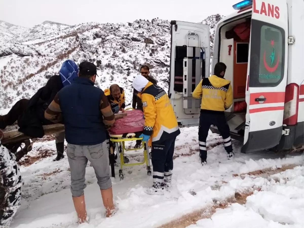 Hasta traktörle ambulansa ulaştırıldı