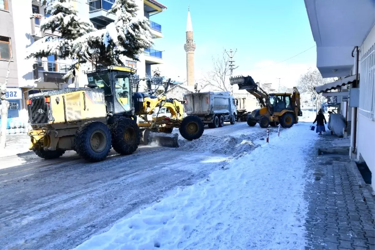 Isparta Belediyesi ekipleri kar ve buzlanmaya karşı 24 saat esasıyla çalışıyor