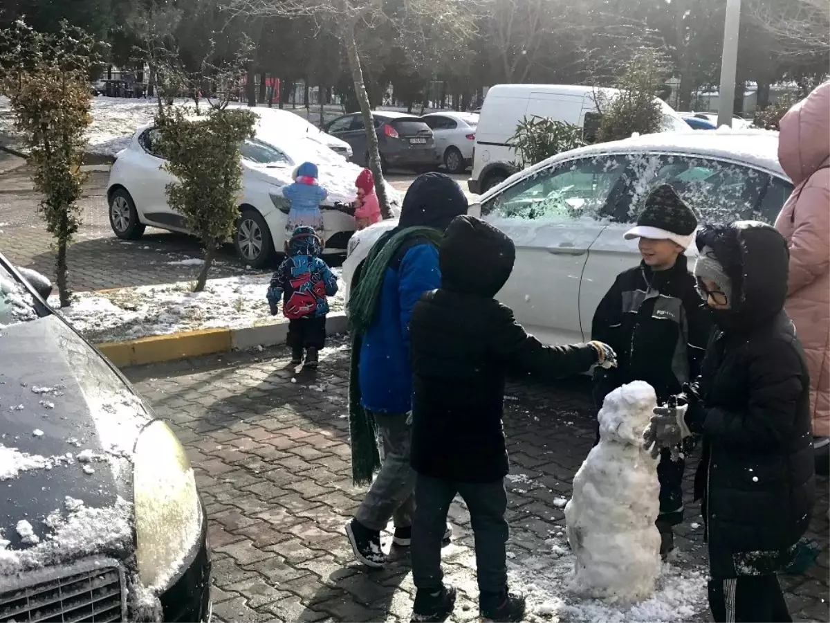 İstanbul güne karla uyandı, çocuklar fırsatı kaçırmadı