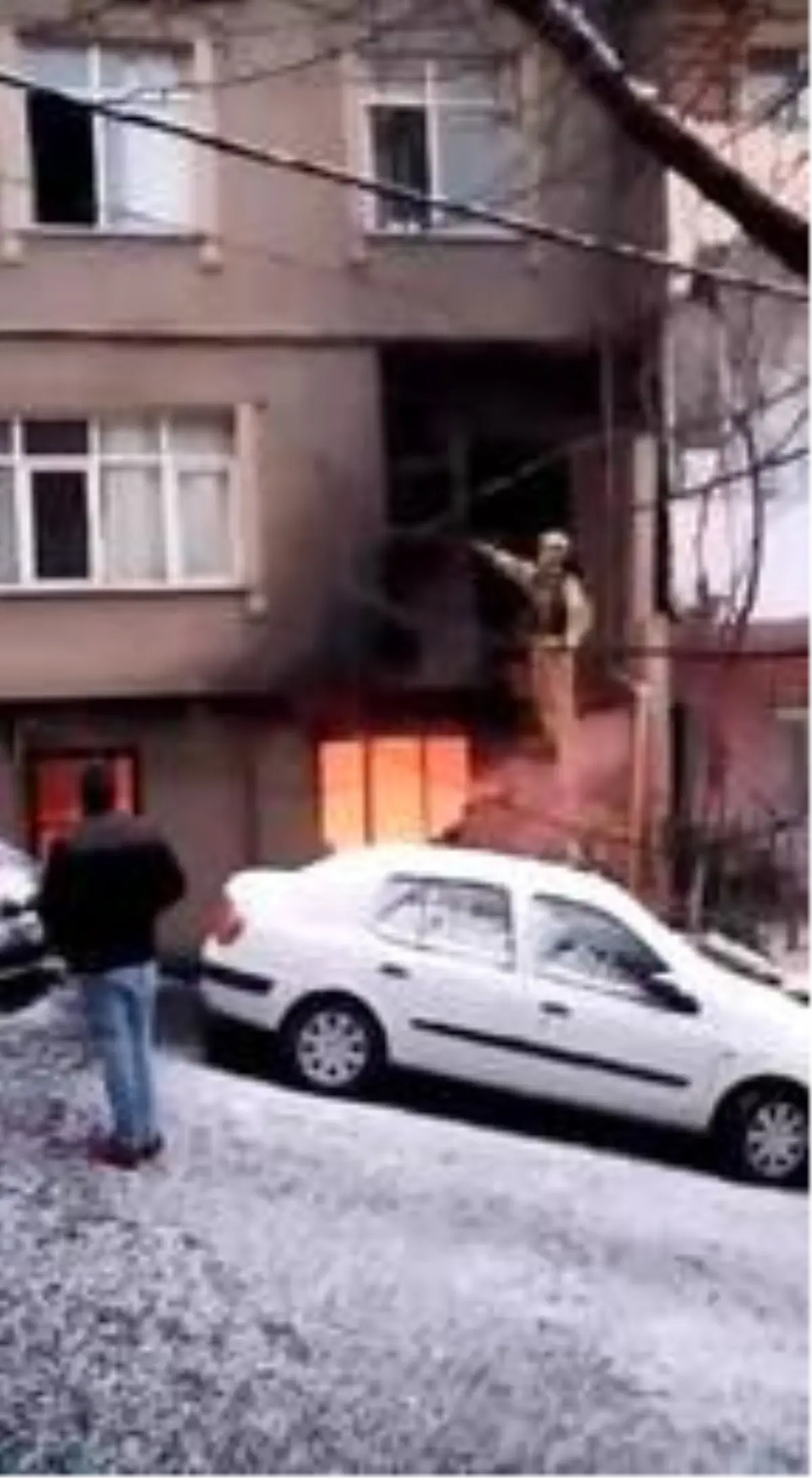 Kağıthane\'de yangında mahsur kalan hamile kadın ve kızını itfaiye kurtardı