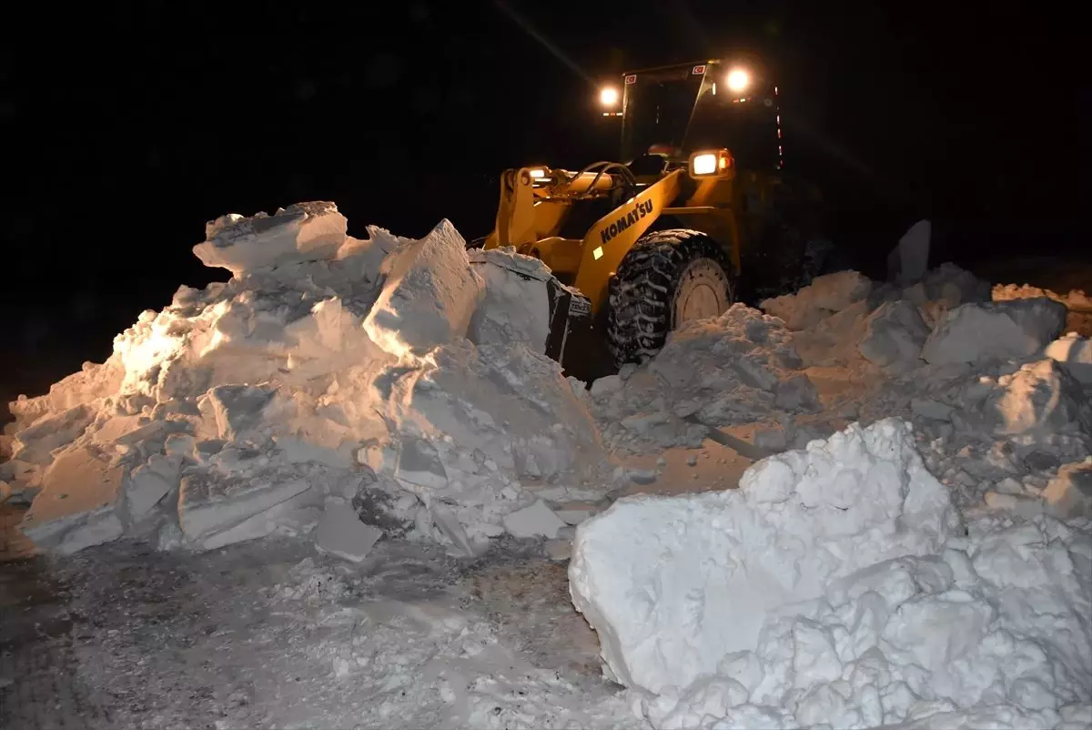 "Kar panterleri" vatandaşlar mağdur olmasın diye gece-gündüz mesai yapıyor