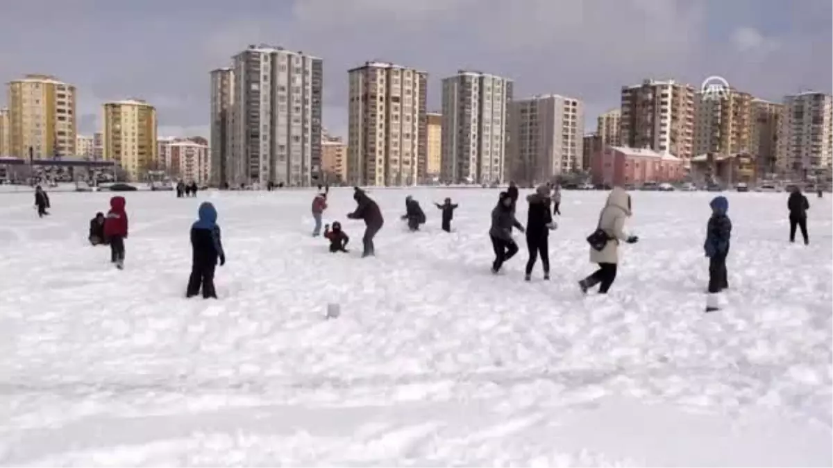 "Kar topu savaşı" etkinliği