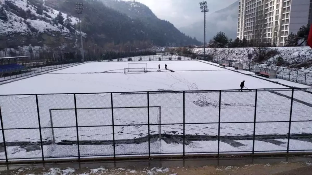 Karabük\'te amatör lig maçlarına kar engeli