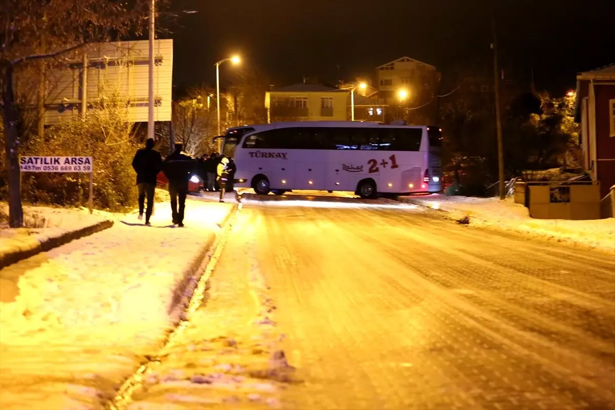 Kastamonu\'da buzlanma nedeniyle kayan yolcu otobüsü kurtarıldı