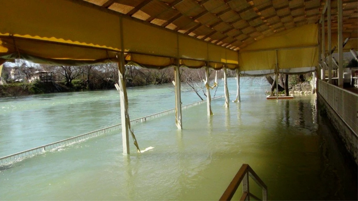 Manavgat ırmağında su seviyesi yükseldi, tesisler su altında kaldı