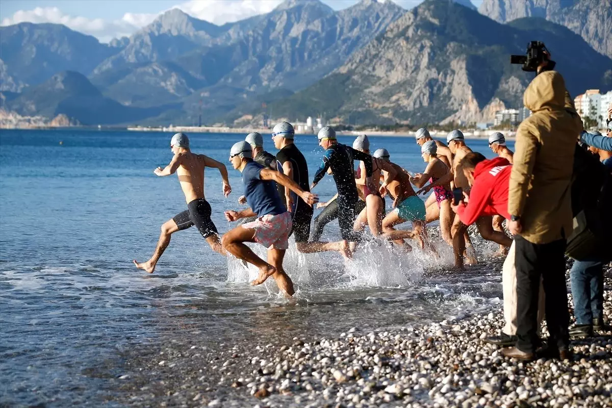 "Maviden Beyaza Antalya" yarışlarında sporcular aynı gün denizde yüzüp kayak yaptı