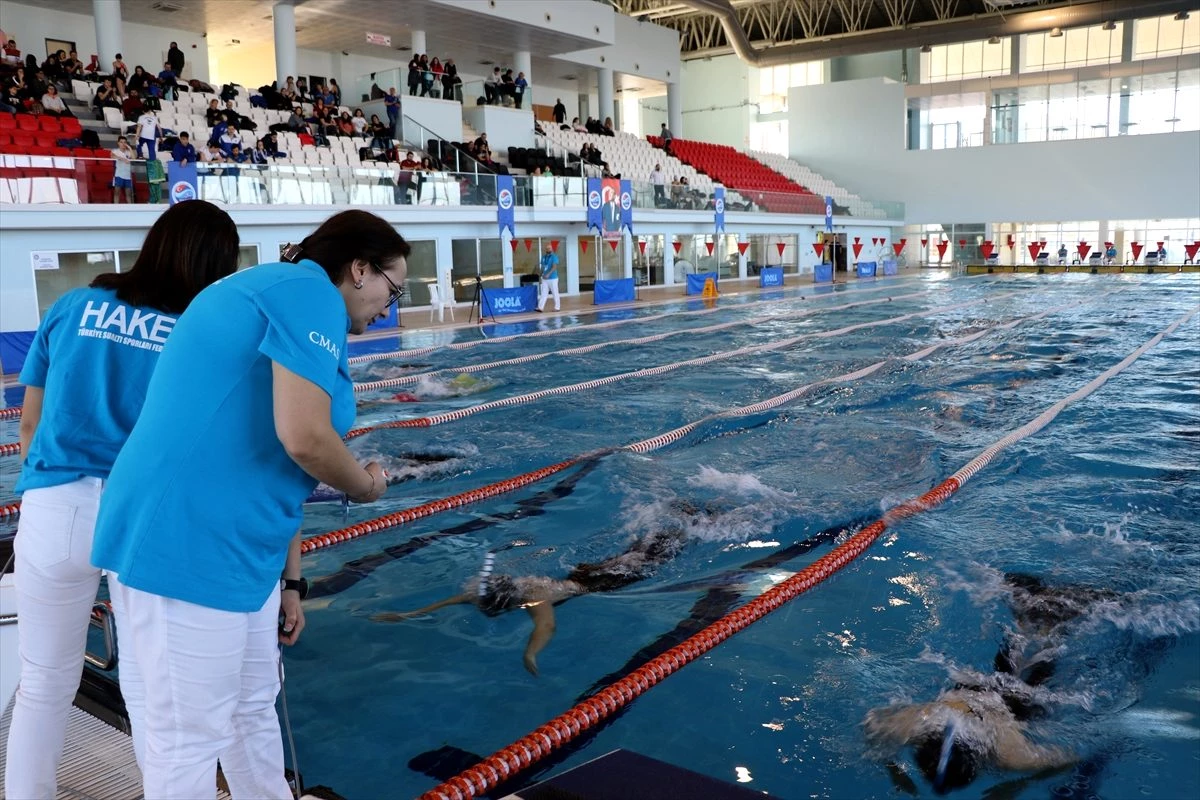 Paletli Yüzme Bireysel Açık Yaş Federasyon Şampiyonası devam ediyor