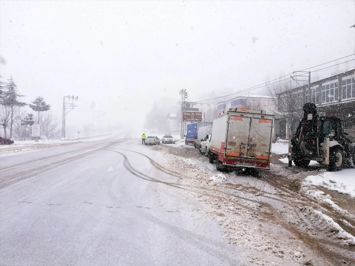 Sertavul Geçidi\'nde kar yağışı nedeniyle ulaşım kontrollü sağlanıyor