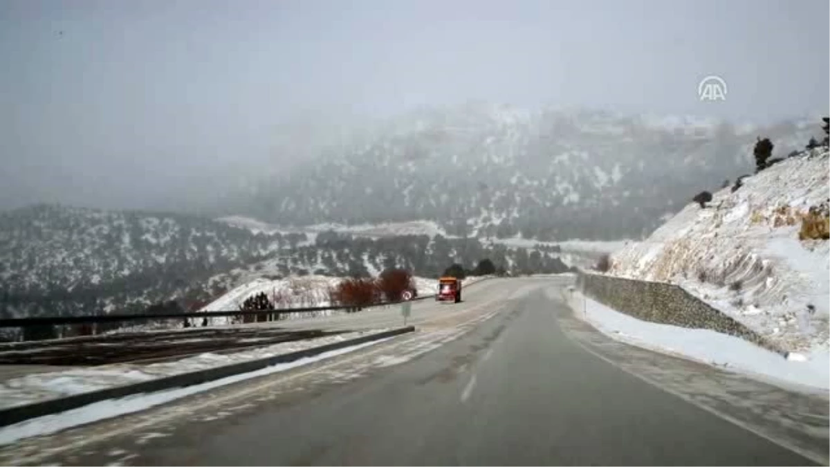 Sertavul Geçidi\'nde kar yağışı nedeniyle ulaşım kontrollü sağlanıyor