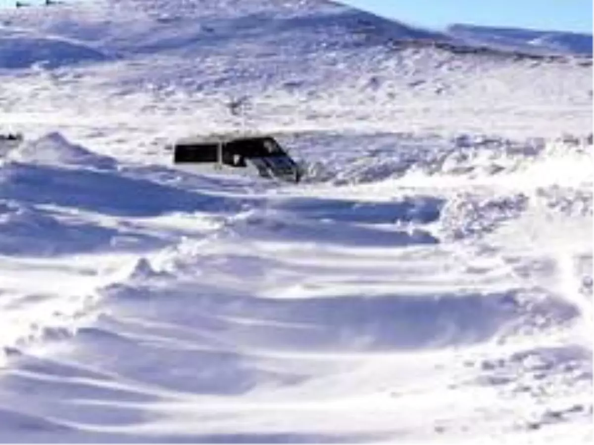 Siirt\'te kar yağışı nedeniyle 104 köy yolu ulaşıma kapandı