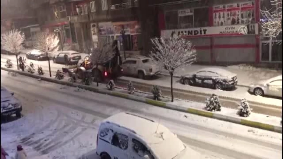 Şırnak\'ta etkili olan kar nedeniyle 30 köy ve 8 mezra yolu ulaşıma kapandı