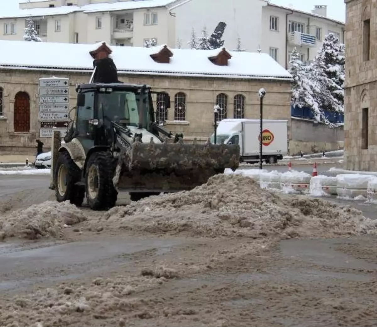 Sivas\'ta 740 yerleşim yerinin yolu kardan kapandı