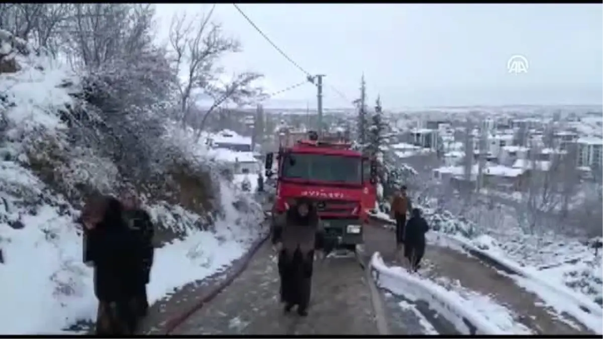 Sobanın patlamasıyla çıkan yangında ev kullanılamaz hale geldi