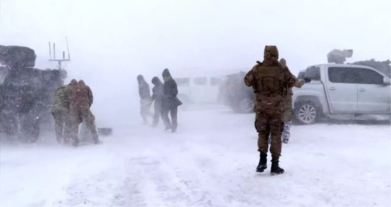 Son dakika: 2 kez çığ felaketini yaşayan Van\'da bir kez daha çığ düştü