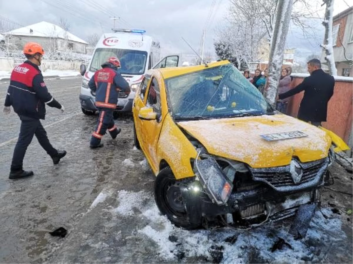 Taksi, elektrik direğine çarptı: 4 yaralı