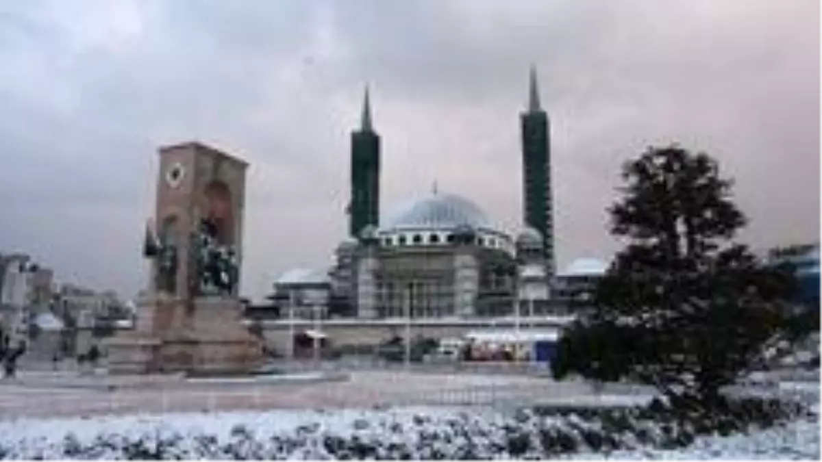 Taksim beyaza büründü