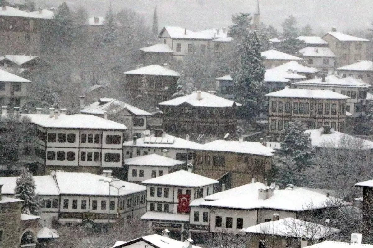 Tarihi konakların kar güzelliği