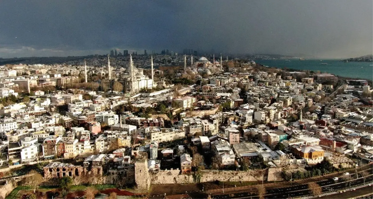 Tarihi yarım ada gelinliğini giydi