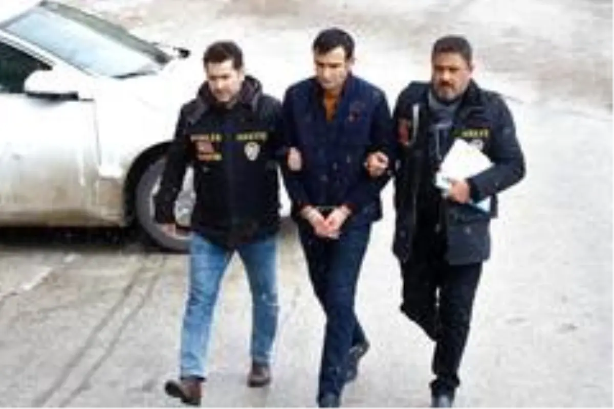 Tartıştığı genci 8 farklı yerinden bıçaklayarak öldüren zanlı adliyede