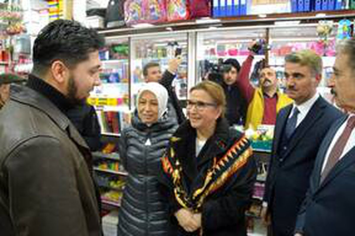 Ticaret Bakanı Pekcan depremden etkilenen Malaya\'da esnafı ziyaret etti
