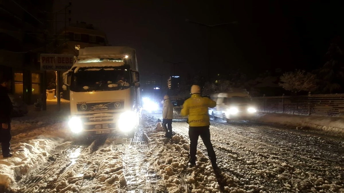 Trabzon\'da karla mücadele çalışmaları sürüyor