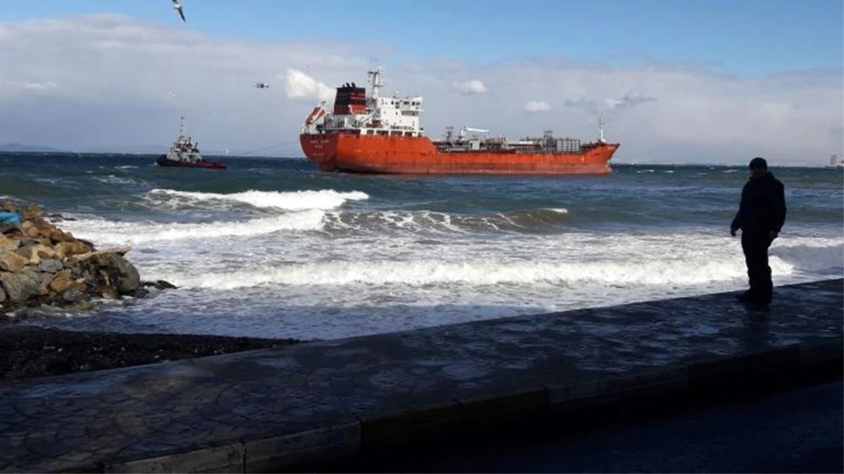 Yalova\'da sürüklenen gemi kıyı ekiplerince tersaneye yanaştırıldı