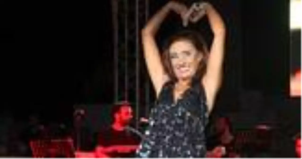 Yıldız Tilbe, konserinde yaptığı dansla yine adından söz ettirdi