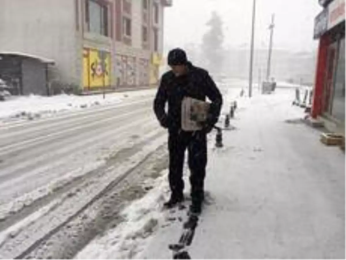 Yoğun kar ve soğuk gazete dağıtımını durduramadı