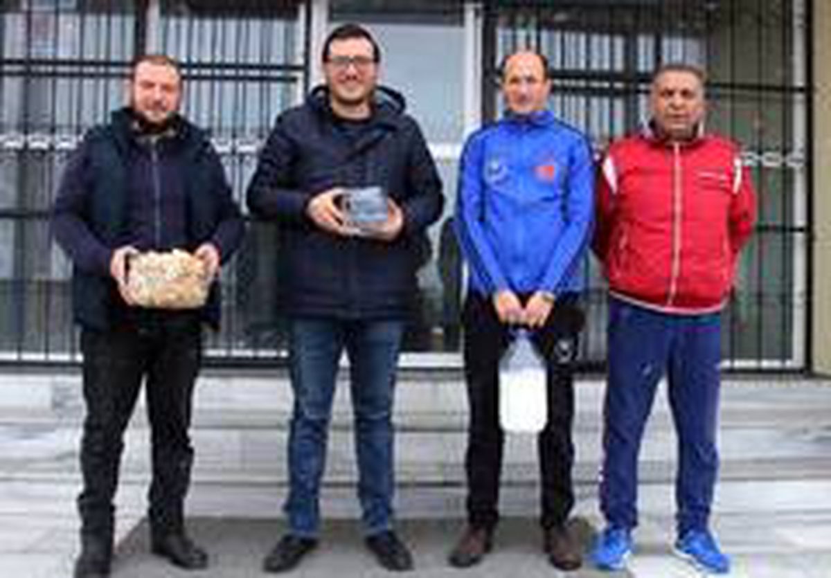 Yoğun kar yağışında sokak hayvanlarını unutmadılar