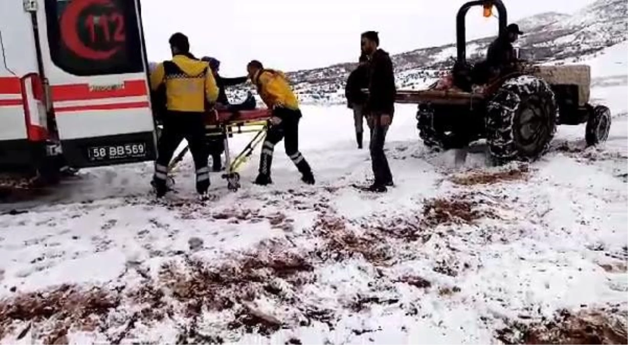 Yolda kalan hastaya, karla mücadele ekipleri yetişti