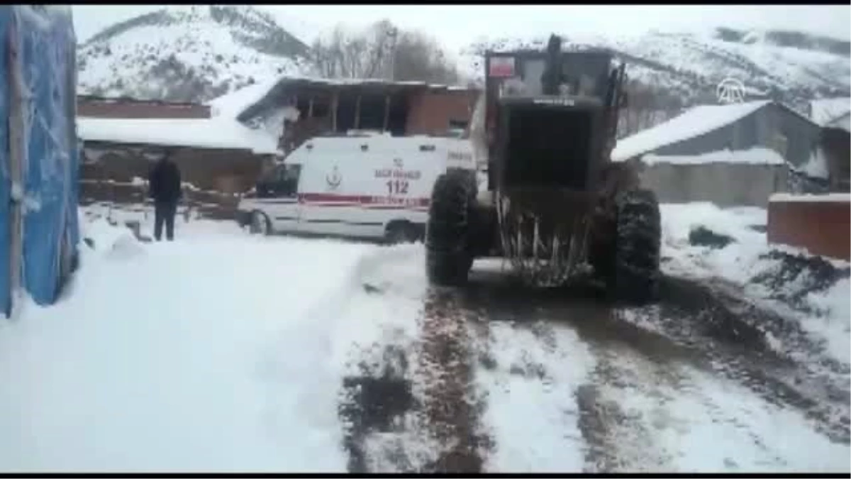 Yolu kardan kapanan köylerde mahsur kalan 2 hasta hastanelere ulaştırıldı