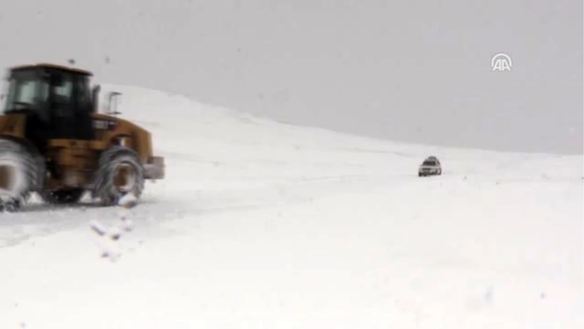 Yolu kardan ulaşıma kapanan köydeki hasta çocuğun imdadına ekipler yetişti