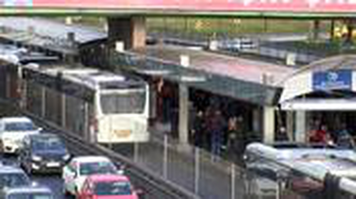 Zeytinburnu\'nda durakta araç bekleyen yolcuya metrobüs çarptı