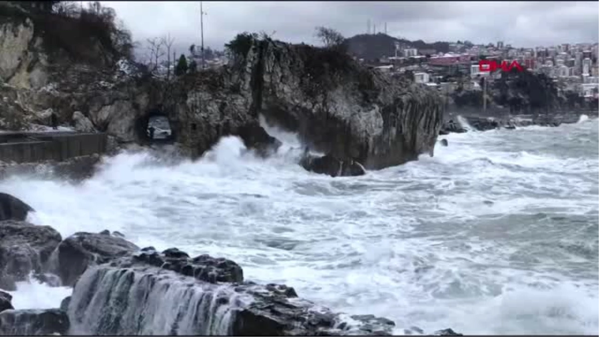 Zonguldak\'ta dalgalar mendireği aştı
