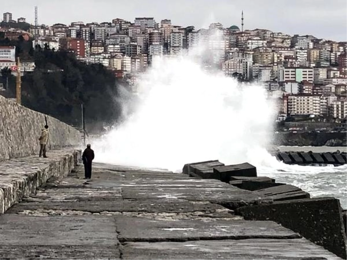 Zonguldak\'ta dalgaların boyu 7 metreyi aştı