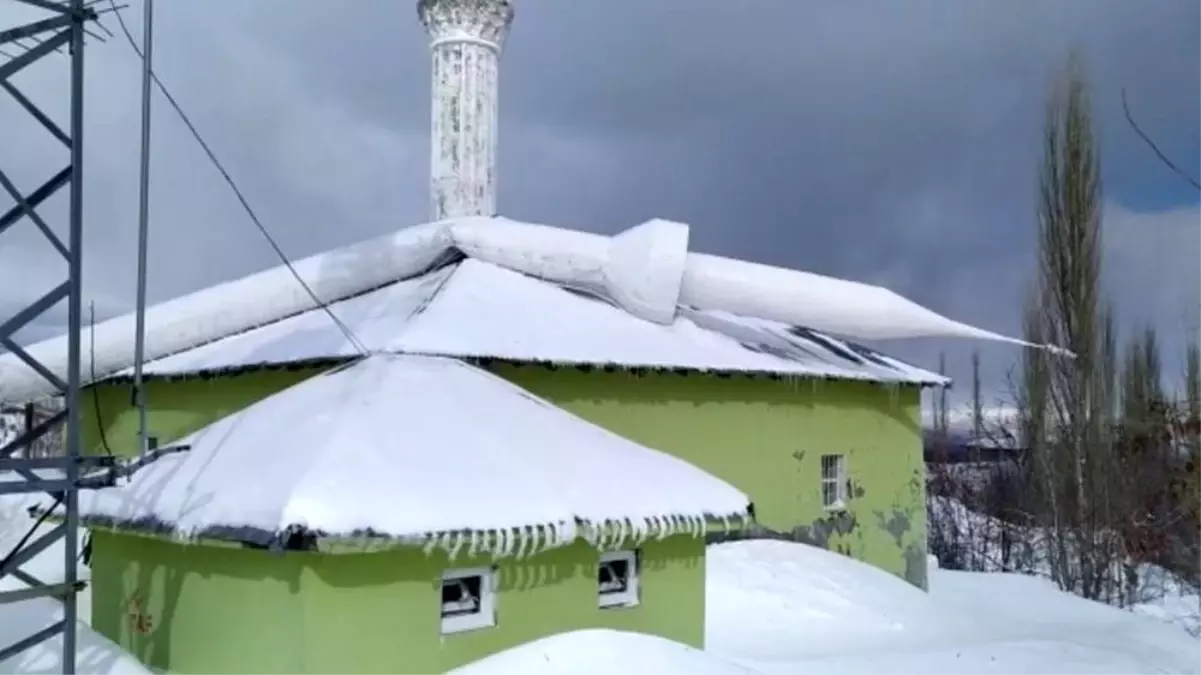 Adıyaman\'da fırtına minareyi devirdi