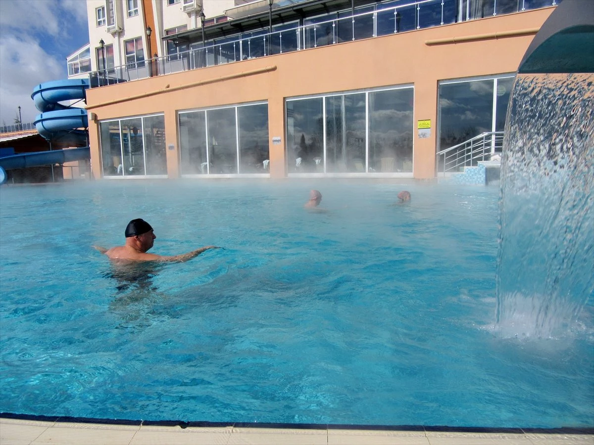 Afyonkarahisar\'da sıfırın altında 14 derecede termal havuzların keyfini çıkarıyorlar
