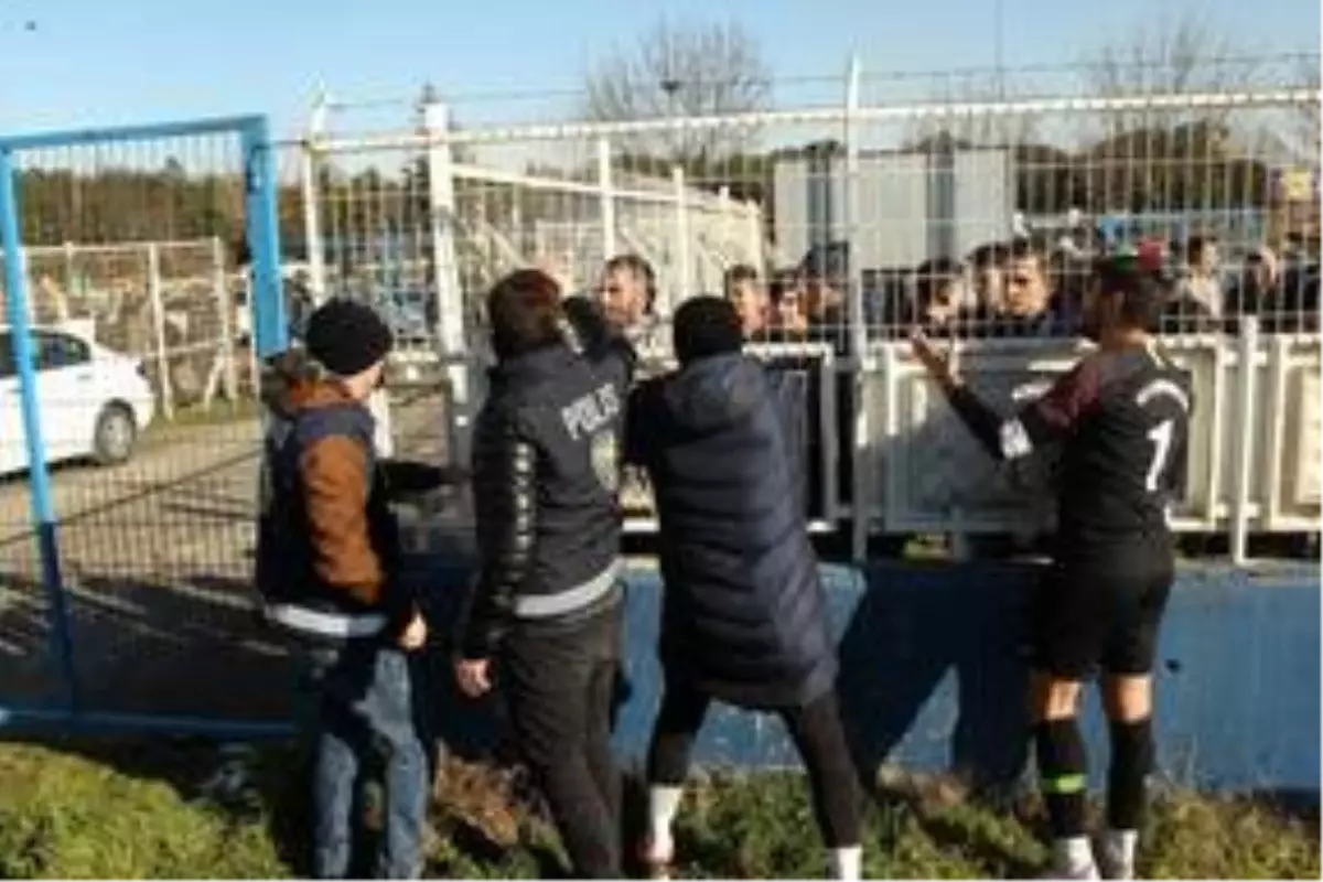 Amatör ligde stadın dışından atılan taşlarla bir futbolcu yaralandı