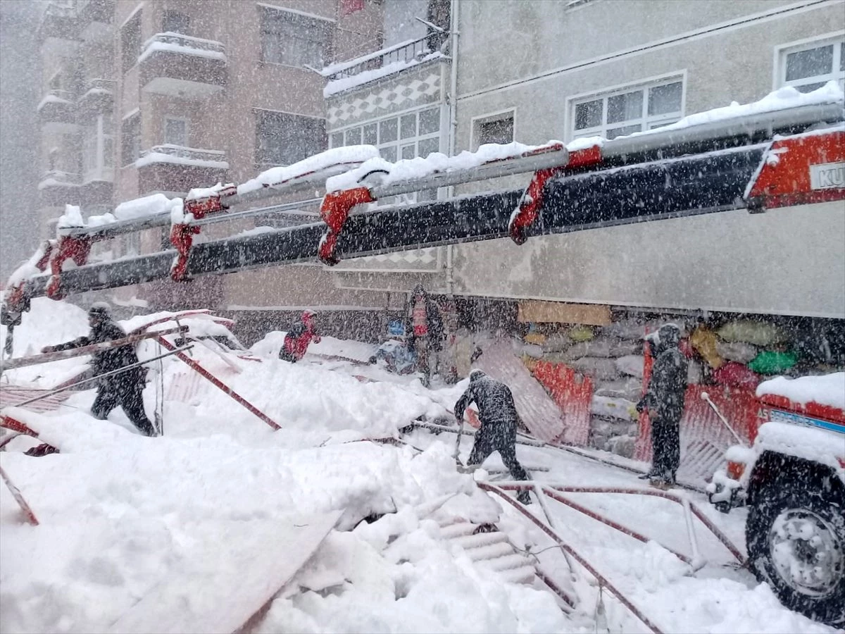 Arhavi\'de kar nedeniyle pazar yerinin çatısı çöktü: 1 yaralı